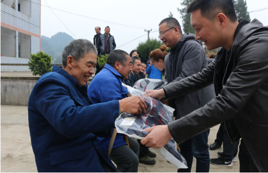 爱心不止步 市扶贫开发协会筹10万余元爱心款物送入困难群众手中(图3)