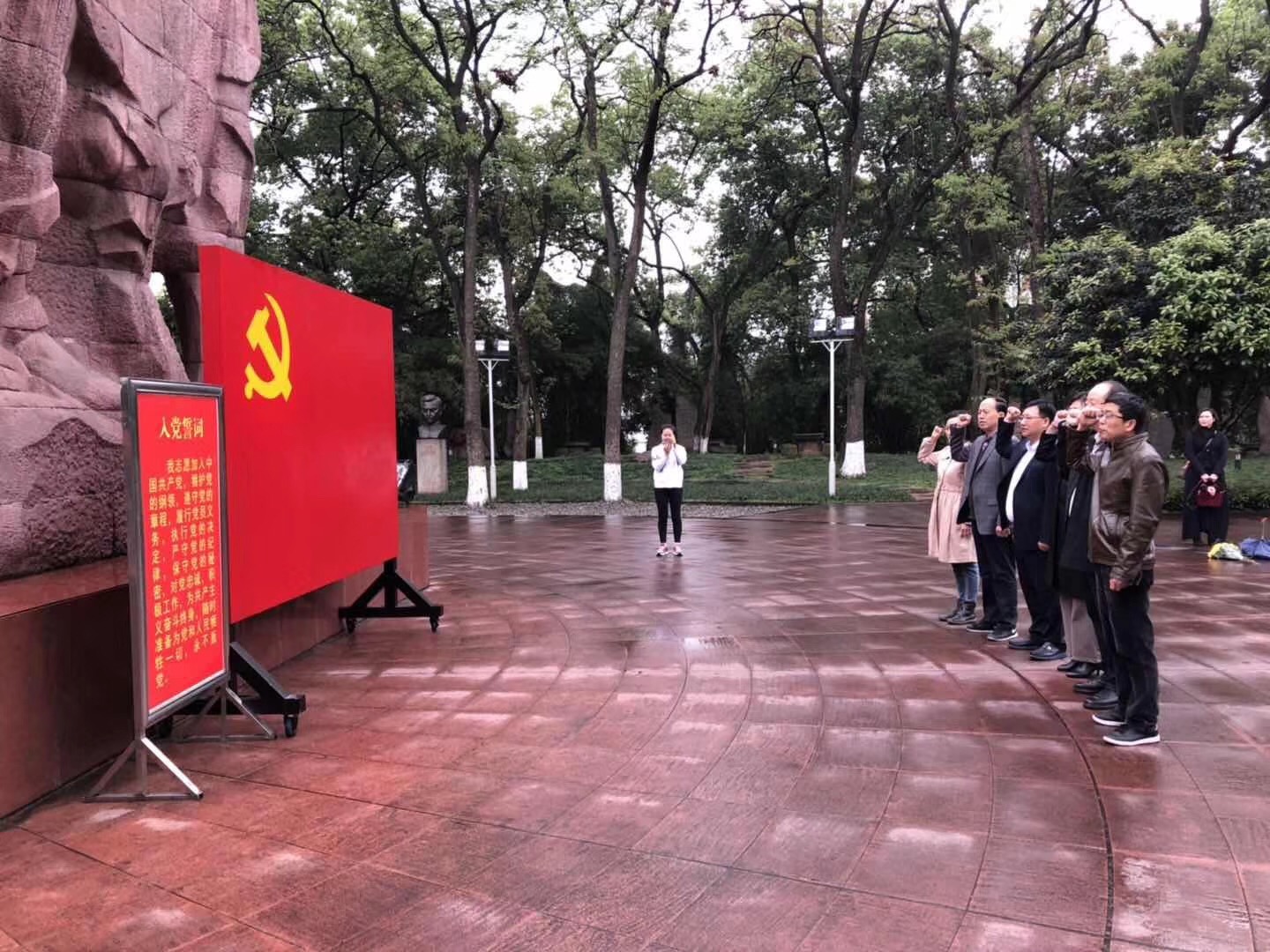 缅怀先烈，牢记使命(图1)