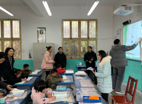 “装一块会说话的黑板”助学项目(图2) “装一块会说话的黑板”助学项目(图2)