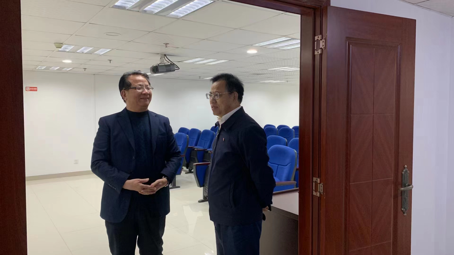 东海期货公司（国企）重庆营业部总经理刘福义一行到访我们协会---研究商量有关合作事宜(图3)