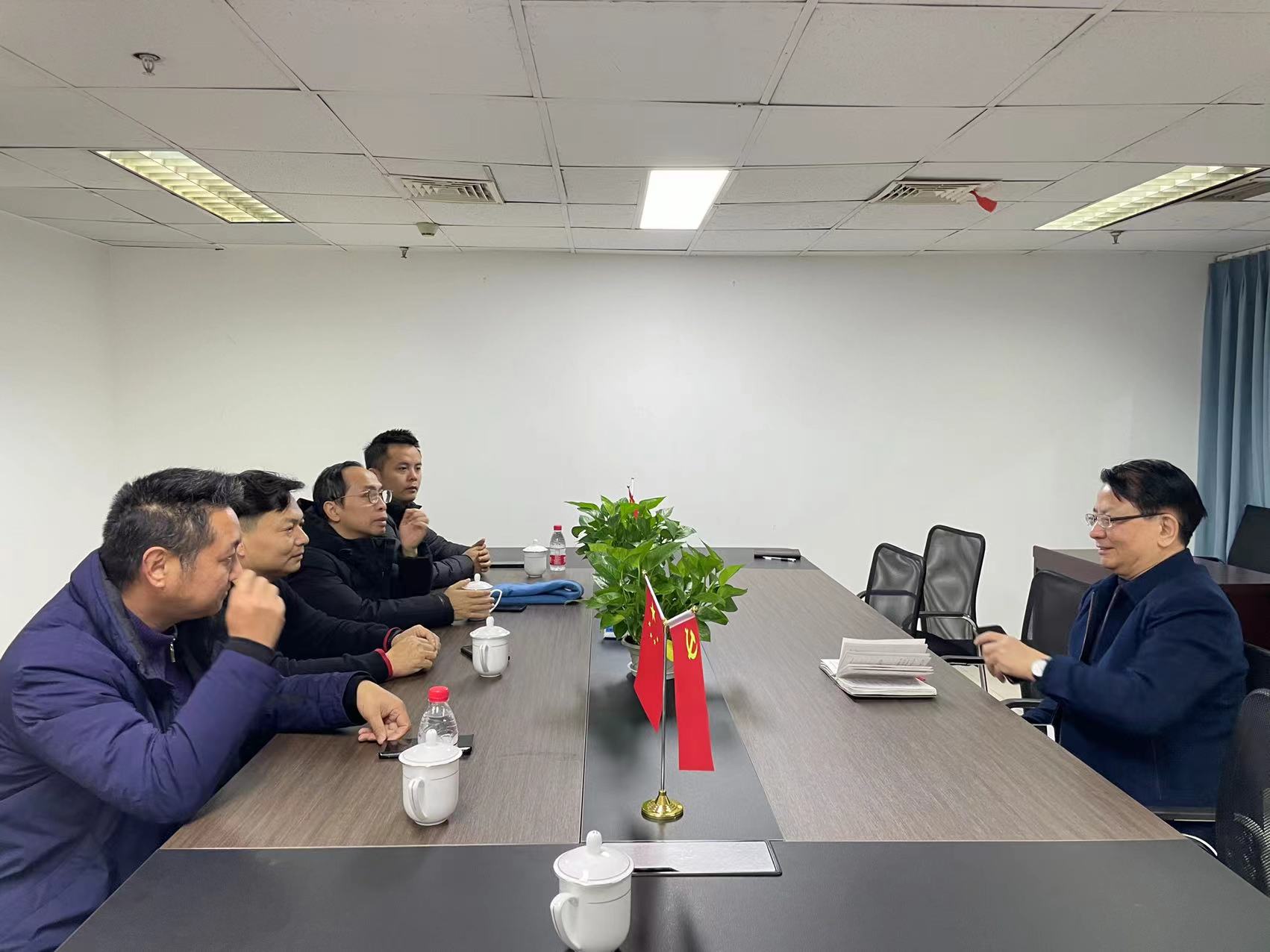 国企渝欧集团有关领导一行到访商谈有关工作(图2) 国企渝欧集团有关领导一行到访商谈有关工作(图2)