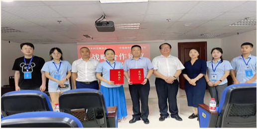 重庆市乡村发展协会与中咨海外咨询有限公司(中央企业)签订战略合作协议(图1) 重庆市乡村发展协会与中咨海外咨询有限公司(中央企业)签订战略合作协议(图1)